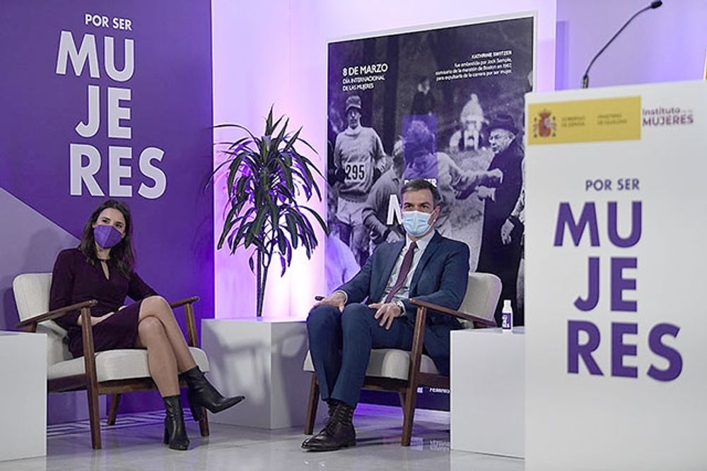 Regeringschefen Pedro S&aacute;nchez har hittills st&ouml;tt j&auml;mst&auml;lldhetsministern Irene Montero efter kontroversen med de kryph&aring;l som den nya v&aring;ldt&auml;ktslagen befinns inneh&aring;lla.