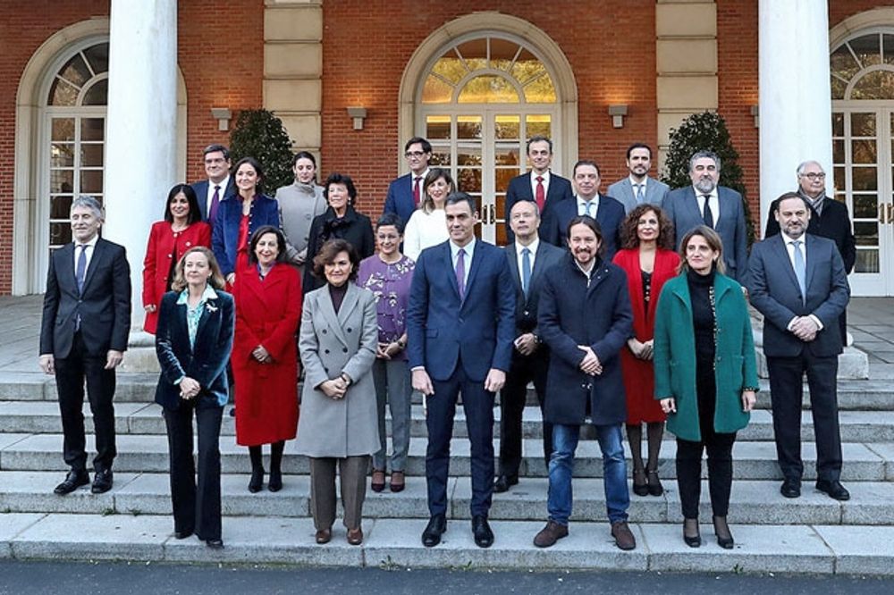 Spaniens f&ouml;rsta koalitionsregering har minst lika m&aring;nga interna som externa utmaningar.