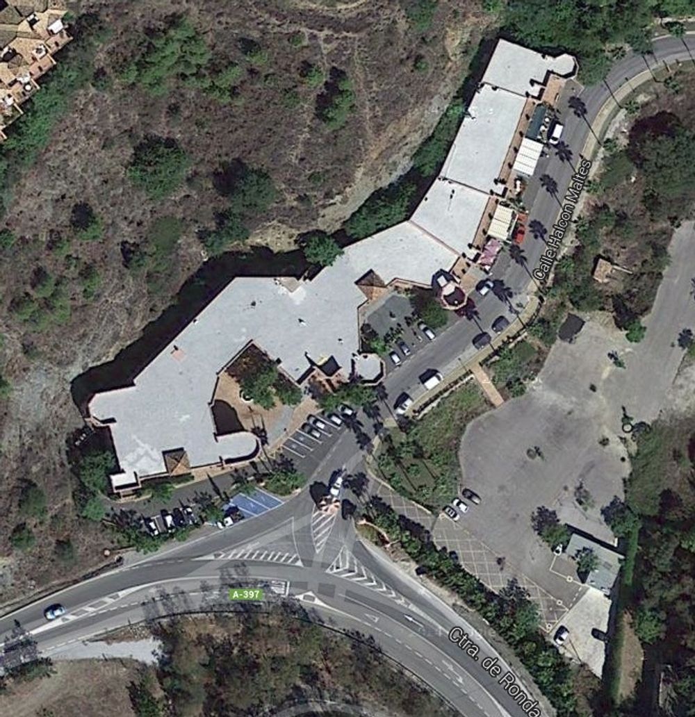 D&ouml;dsskjutningen intr&auml;ffade p&aring; en terrass vid k&ouml;pcentret i Monte Halcones (Benahav&iacute;s). Foto: Google Maps