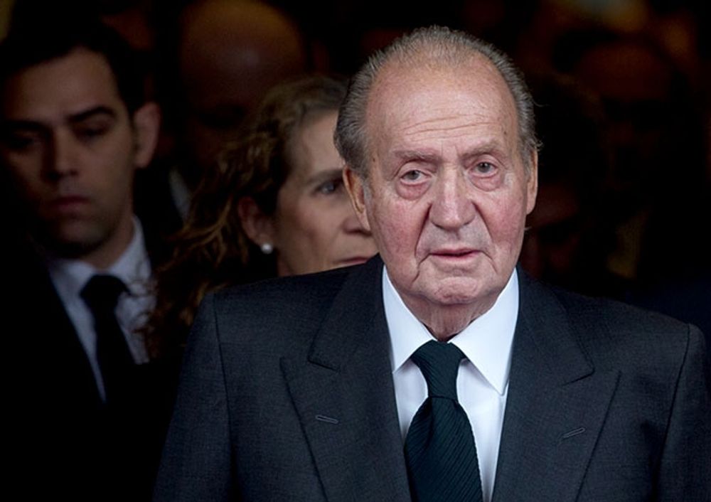 VARKEN PRISAS ELLER KORSF&Auml;STAS  Juan Carlos borde till&aring;tas leva den tid han har kvar i Spanien, &auml;ven om han med r&auml;tt ska sk&auml;mmas f&ouml;r sina m&aring;nga &ouml;vertramp, menar Mats Bj&ouml;rkman i veckans blogg.