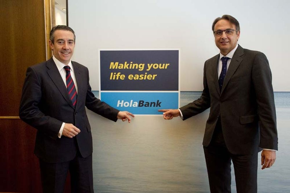 Caixabanks VD Juan Antonio Alcaraz och territoriedirekt&ouml;ren Victorino Lluch presenterade 24 mars Holabank. Foto: Caixabank