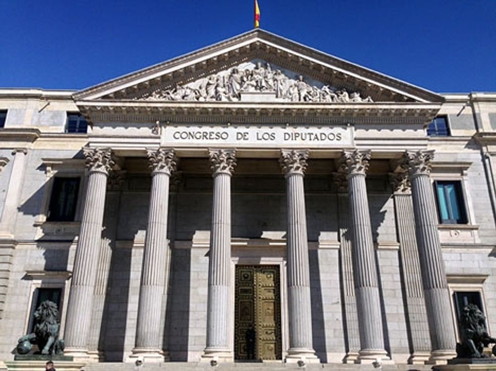 I Madrid omringade demonstranterna parlamentet Congreso de los Diputados.