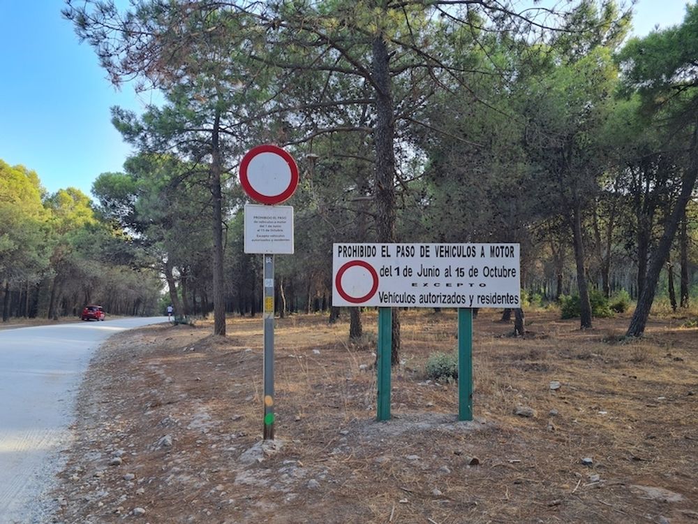 Efter denna skylt i naturomr&aring;det Barranco Blanco &auml;r fordonstrafik f&ouml;rbjuden under sommaren. Det visade sig dock vara f&ouml;rbjudet att parkera &auml;ven hitom skylten vilket i praktiken g&ouml;r bes&ouml;k i omr&aring;det om&ouml;jligt.
