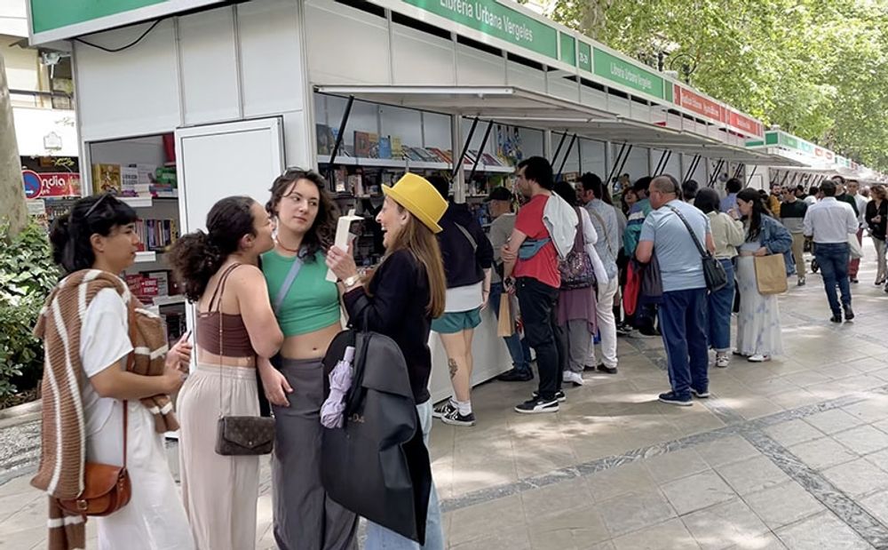 Bokm&auml;ssan i Granada invigdes den 19 april och bokst&aring;nd st&auml;lls under v&aring;ren upp i de flesta spanska orter.