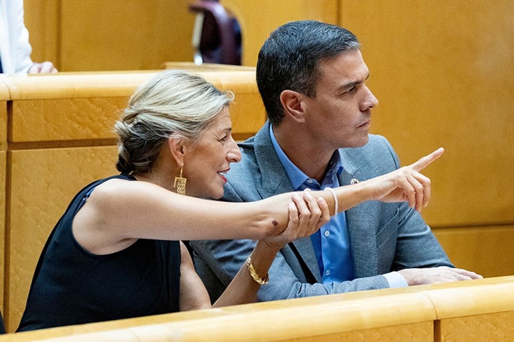 Arbetsmarknadsministern Yolanda D&iacute;az och regeringschefen Pedro S&aacute;nchez f&ouml;rsvarar den nya h&ouml;jningen av minimil&ouml;nen, trots att arbetsgivarna mots&auml;tter sig den.