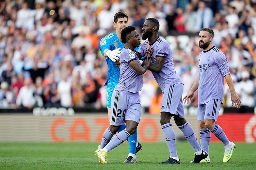Vinicius Jr pekade ut de nu d&ouml;mda Valencia-supportrarna p&aring; l&auml;ktaren.