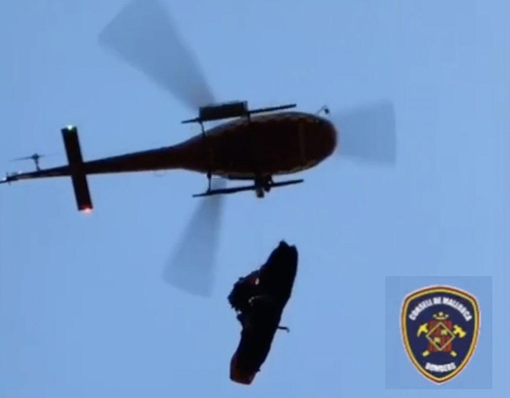 En stor r&auml;ddningsinsats m&ouml;jliggjorde att den skadade mannen kunde f&ouml;ras till sjukhus i Palma med helikopter. Foto: Bombers de Mallorca
