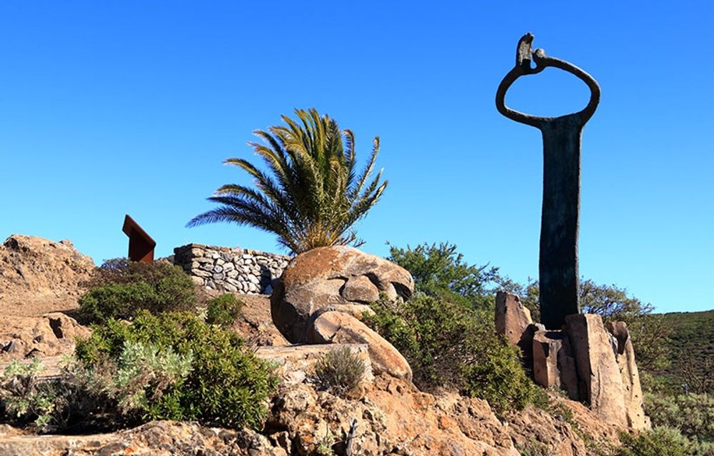 Monument p&aring; La Gomera som hyllar det lokala visselspr&aring;ket.