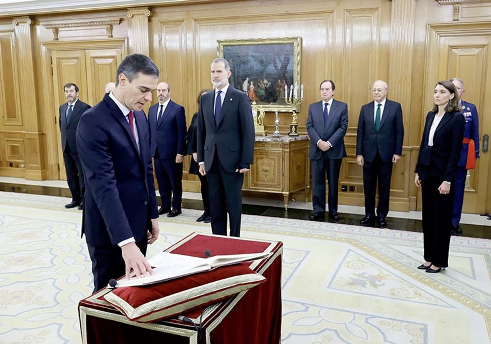 Pedro S&aacute;nchez svor 17 november &aring;ter presidenteden och en grupp pensionerade officerare vill att han nu avs&auml;tts av milit&auml;ren. Foto: Casa Real/X