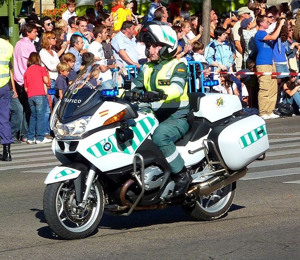 Den som agerar respektfullt mot spanska poliser blir som regel mycket v&auml;nligt bem&ouml;tt.