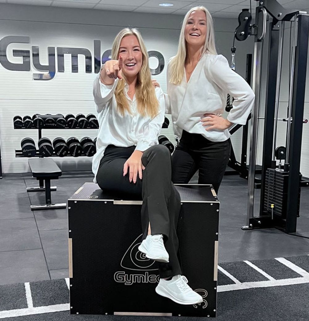 Linda och Monica Sotkasiira driver familjef&ouml;retaget Gymleco, tillsammans med sin far Kari Jernvall. Foto: Gymleco