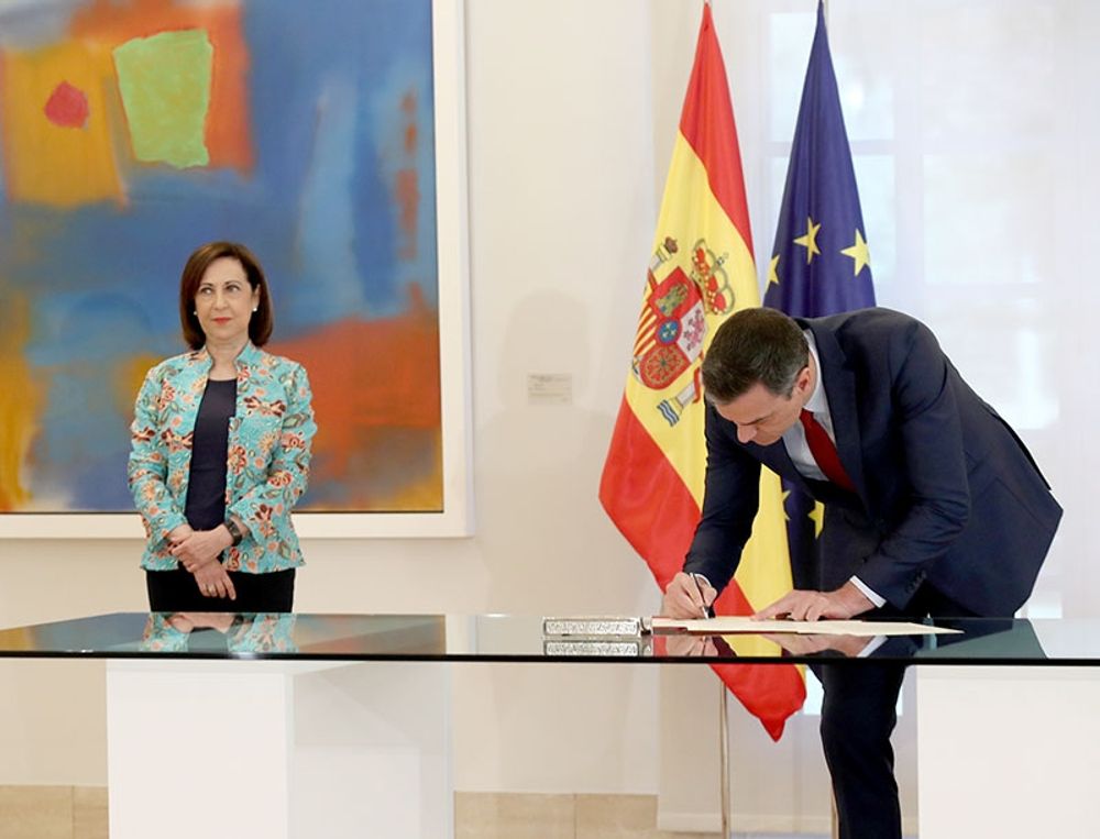 F&ouml;rsvarsministern Margarita Robles med regeringschefen Pedro S&aacute;nchez.