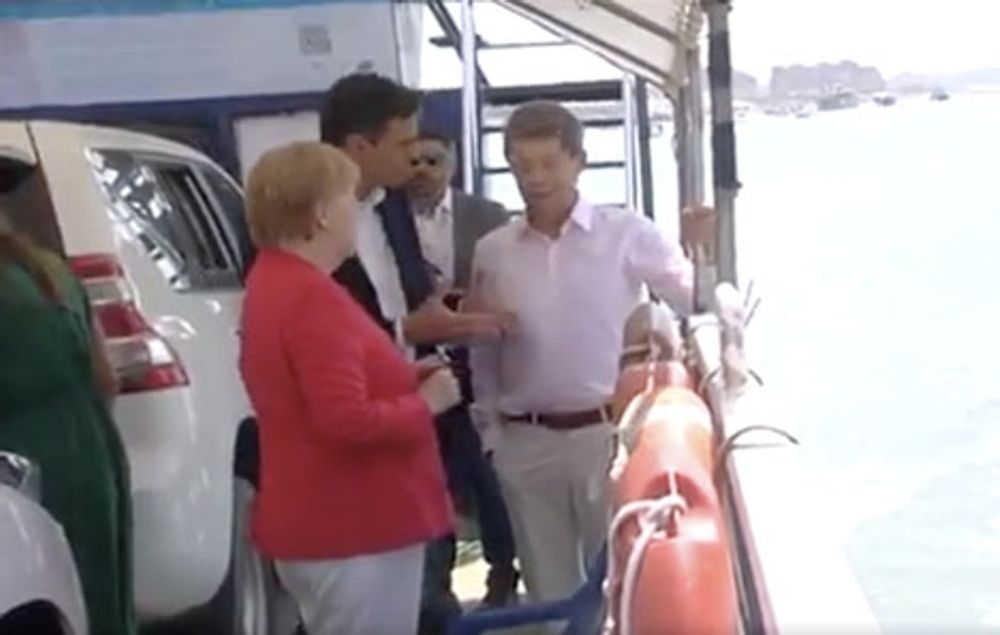 Pedro S&aacute;nchez och &Aacute;ngela Merkel p&aring; f&auml;rjan fr&aring;n Sanl&uacute;car de Barrameda. Foto: @SanchezCastejon/Twitter