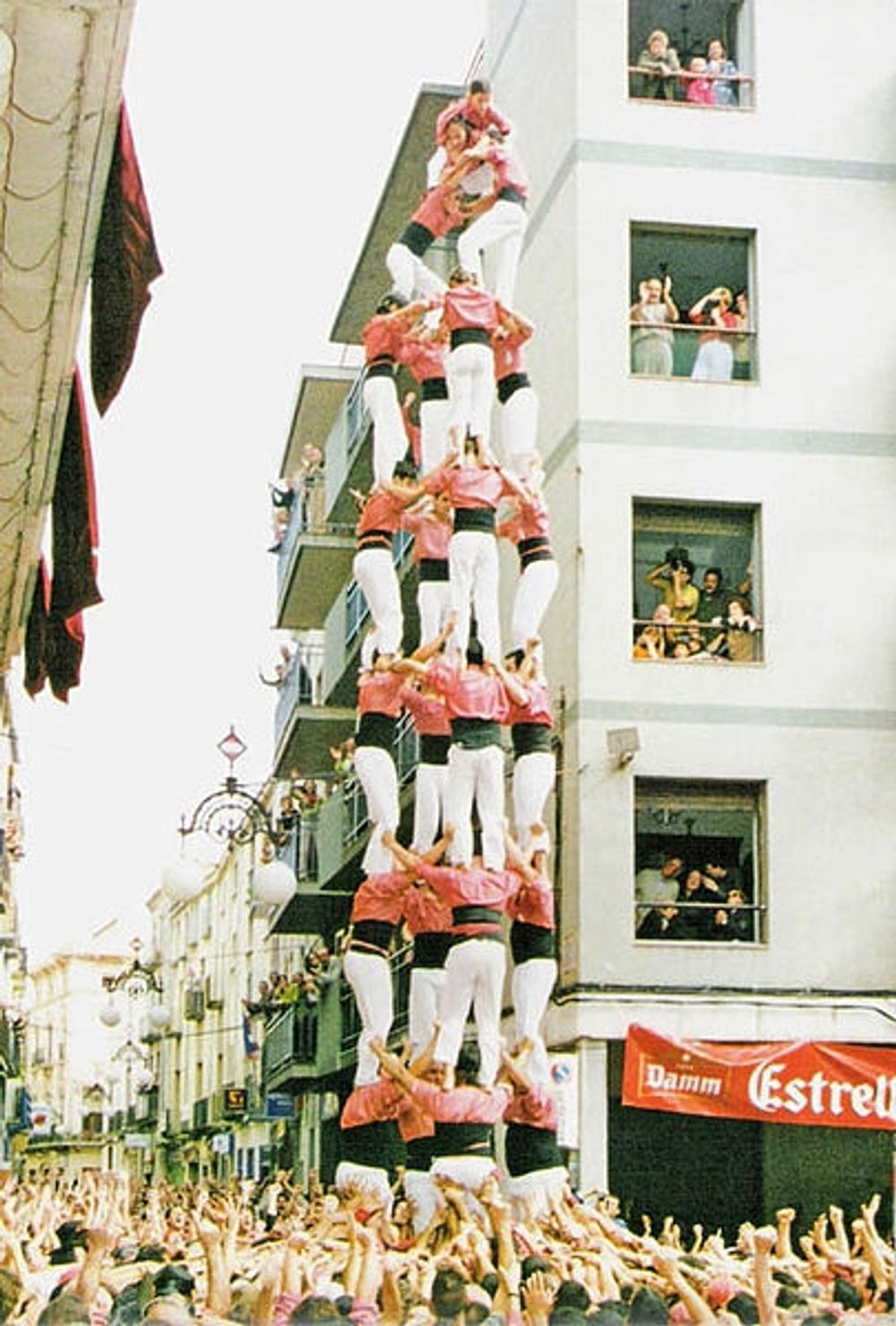 De katalanska sj&auml;lvst&auml;ndighetsanspr&aring;ken riskerar att falla ihop som ett korthus, eller snarare som en katalansk "castellers".