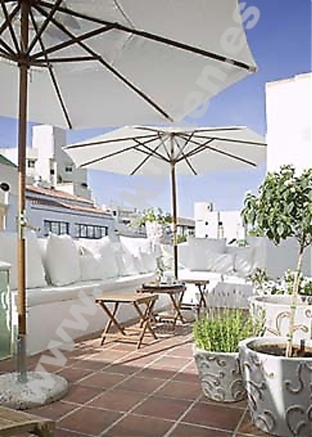 The Town House &ouml;ppnar bar och caf&eacute; p&aring; Plaza Tetu&aacute;n, Marbella, i oktober. De har v&auml;ntat p&aring; tillst&aring;nd sedan invigningen 2004. &rdquo;Det verkar som saker och ting &auml;ntligen g&ouml;rs r&auml;tt p&aring; kommunen&rdquo;, s&auml;ger Ir&eacute;ne Westerberg. Foto: The Town House
