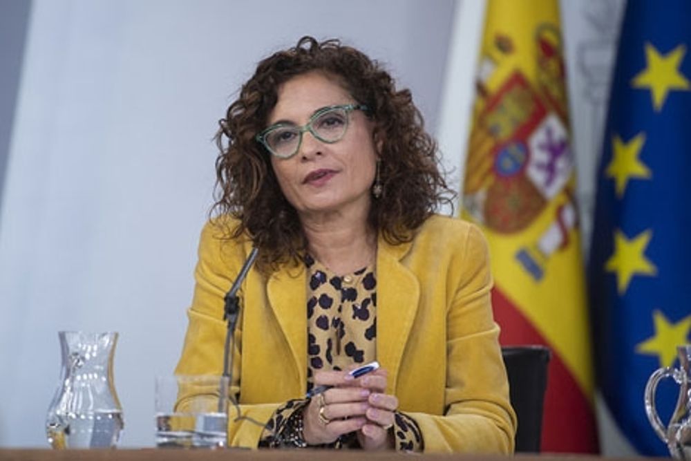 Skatteministern Mar&iacute;a Jes&uacute;s Montero f&ouml;rs&ouml;kte f&ouml;rg&auml;ves &ouml;vertyga kammaren om att anta budgetpropositionen f&ouml;r i &aring;r.