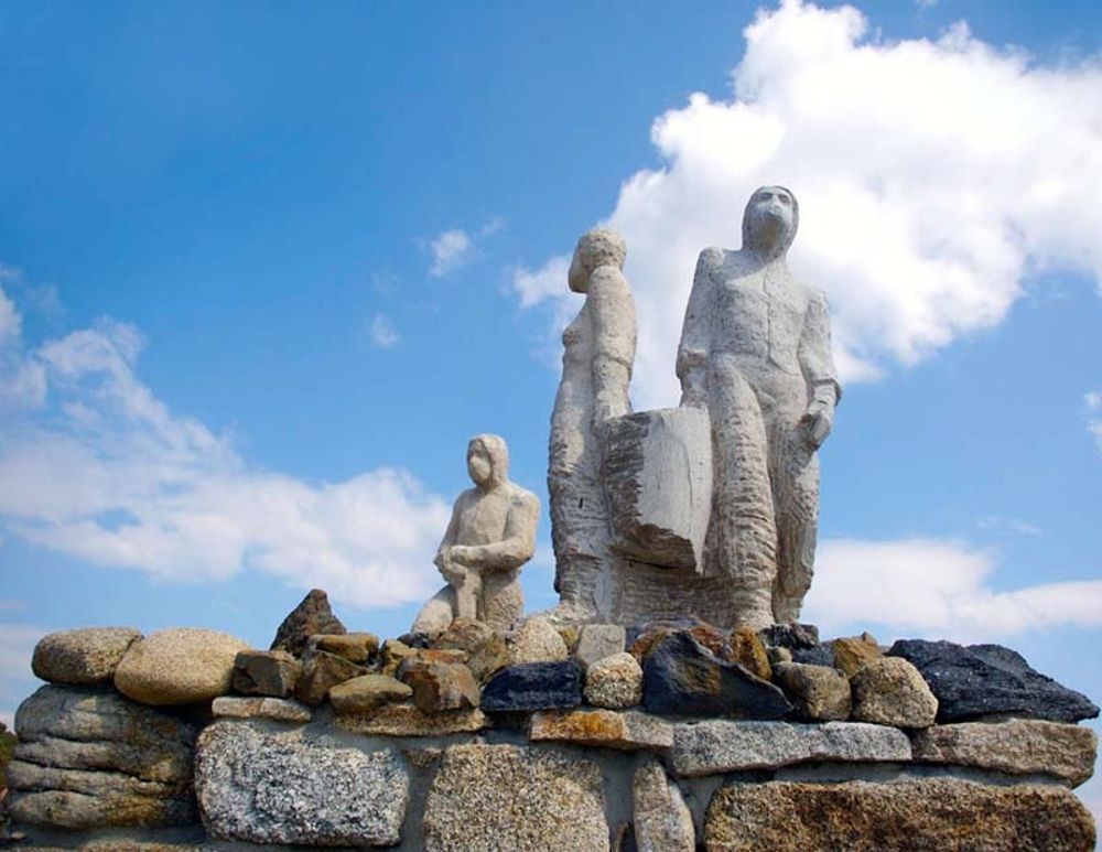 Ett monument hyllar de tiotusentals frivilliga som hj&auml;lpte till att sanera den galiciska kusten fr&aring;n olja. Foto: jorge.frostey