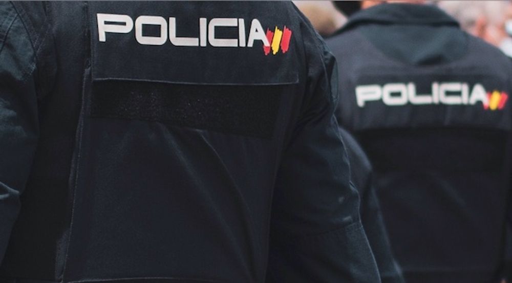 Filmandet av poliser i tj&auml;nst har blivit kostsamt f&ouml;r en man som delade en video som blev viral.