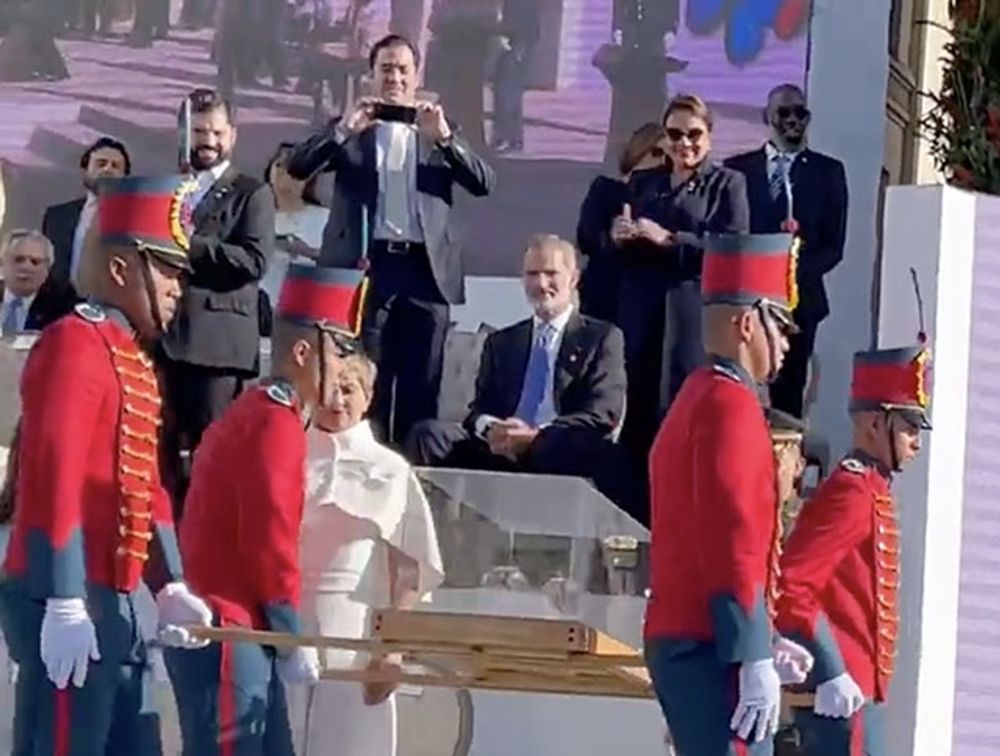 Spaniens kung Felipe f&ouml;refaller vara den ende p&aring; hedersl&auml;ktaren som inte st&auml;llde sig upp, n&auml;r Sim&oacute;n Bol&iacute;vars sv&auml;rd f&ouml;rdes fram h&ouml;gtidligt. Foto: Twitter