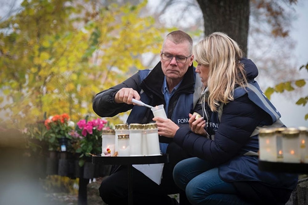 Fonus medarbetare t&auml;nder kostnadsfritt ljus &ouml;ver hela Sverige och best&auml;llaren &auml;ven kan &auml;ven f&aring; en bild skickad till sig.