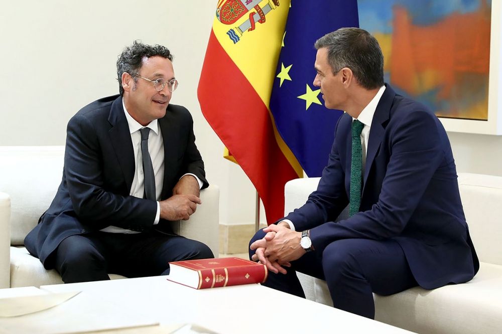 Regeringen f&ouml;rsvarar &Aacute;lvaro Garc&iacute;a Ortiz och f&ouml;rnekar inblandning av regeringschefens kontor i den utredda l&auml;ckan av sekretessbelagd information. (Arkivbild)