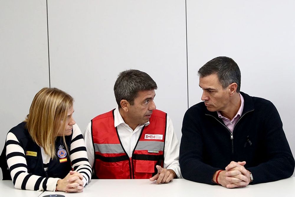 Regeringschefen Pedro S&aacute;nchez, till h&ouml;ger, i sambandscentralen f&ouml;r krisen i Valencia CECOPI tillsammans med regionpresidenten Carlos Maz&oacute;n och regeringens delegat i Valenciaregionen Pilar Bernab&eacute;.