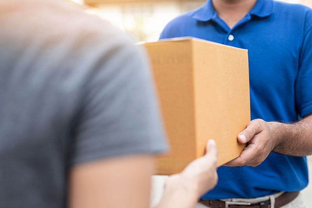 Budf&ouml;retag f&aring;r inte l&auml;mna paket p&aring; annan plats &auml;n hos mottagaren utan uttryckligt tillst&aring;nd.