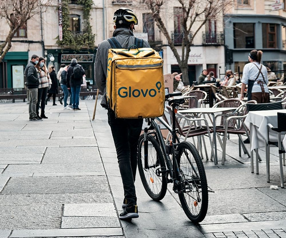 Glovo har flera g&aring;nger b&ouml;tf&auml;llts f&ouml;r att bruka falska egenf&ouml;retagare som bud.
