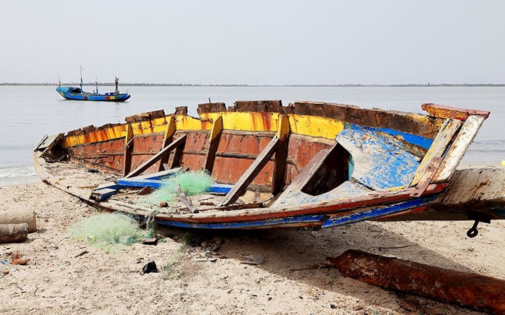 Gammal fiskeb&aring;t vid den nigerianska kusten.