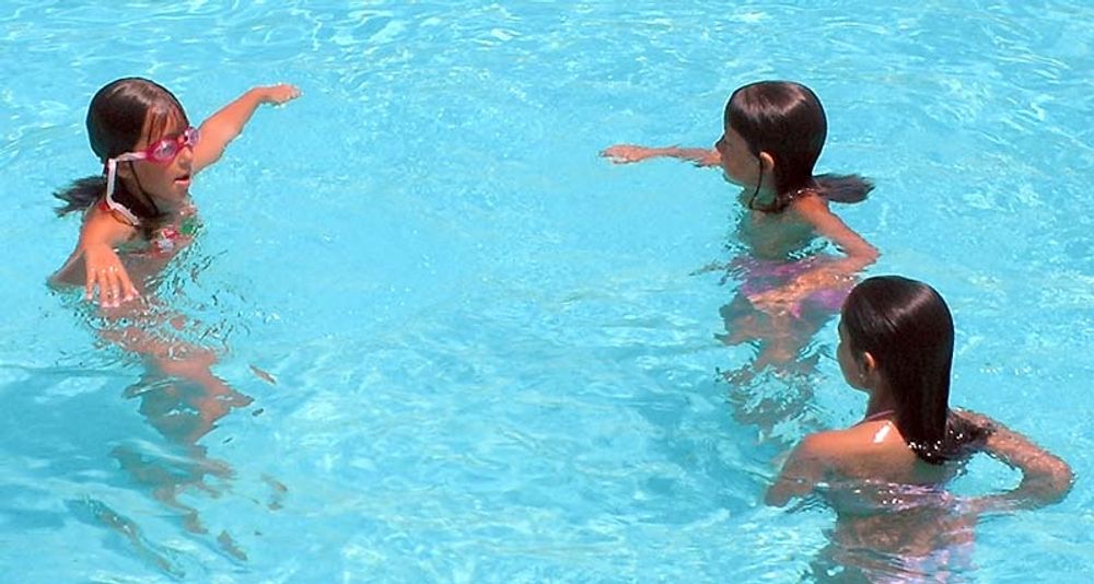 Barn &auml;lskar att bada i poolen, men det &auml;r ocks&aring; f&ouml;rknippat med fara.