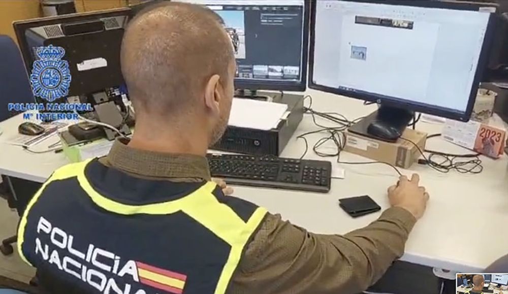 De gripna kommunicerade via sociala n&auml;tverk och sympatiserade med Islamiska Staten (Daesh). Foto: Polic&iacute;a Nacional
