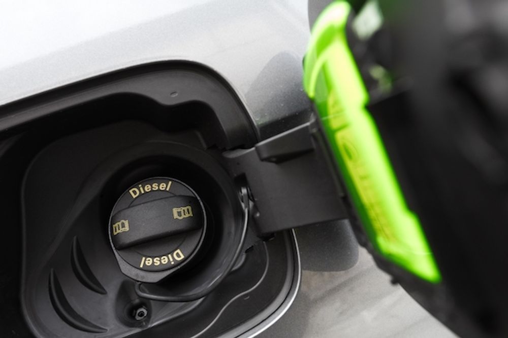 Fr&aring;n och med 1 april r&auml;knas minst 20 cent av p&aring; det officiella literpriset p&aring; br&auml;nsle, just som dieselpriset noterat nytt rekord och g&aring;tt om bensinpriset.
