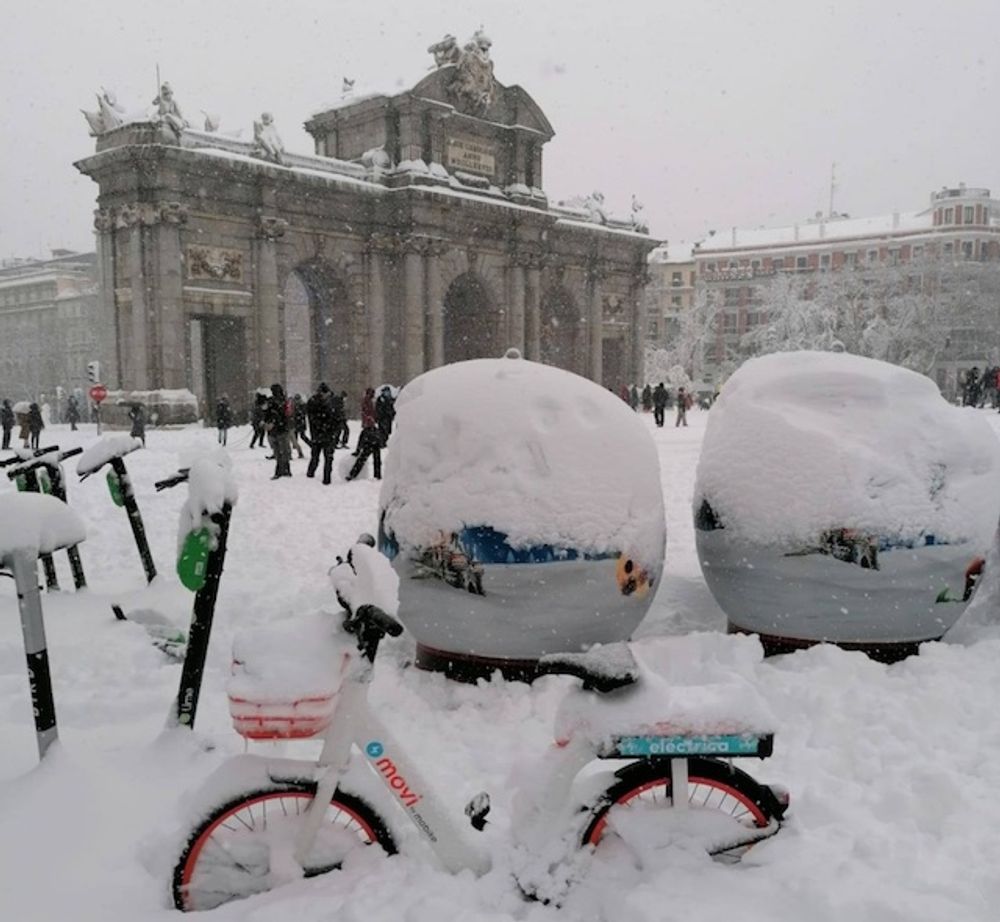 M&aring;nga av Madridborna har aldrig sett s&aring; mycket sn&ouml; i huvudstaden. Foto: Varima Garrido
