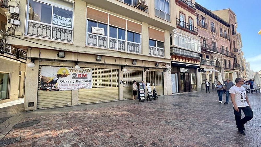 Invigningen av John Scott&acute;s nya pub i centrala M&aacute;laga har kraftigt f&ouml;rsenats, men nu s&ouml;ker kedjan personal som bland annat m&aring;ste beh&auml;rska engelska.