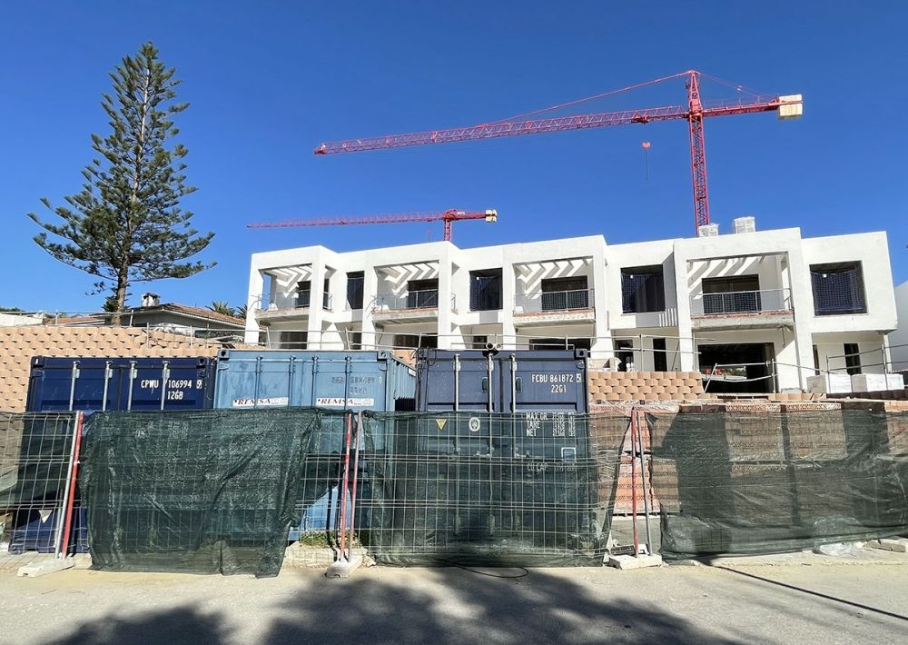 Trots &ouml;kat byggande f&auml;rdigst&auml;lls f&aring; bost&auml;der, vilket sp&auml;r p&aring; bostadsbristen och pressar upp priserna.