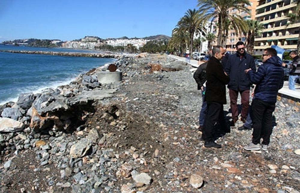 Kommunala representanter inspekterar de senaste skadorna p&aring; strandpromenaden. Foto: Ayto de Almu&ntilde;&eacute;car