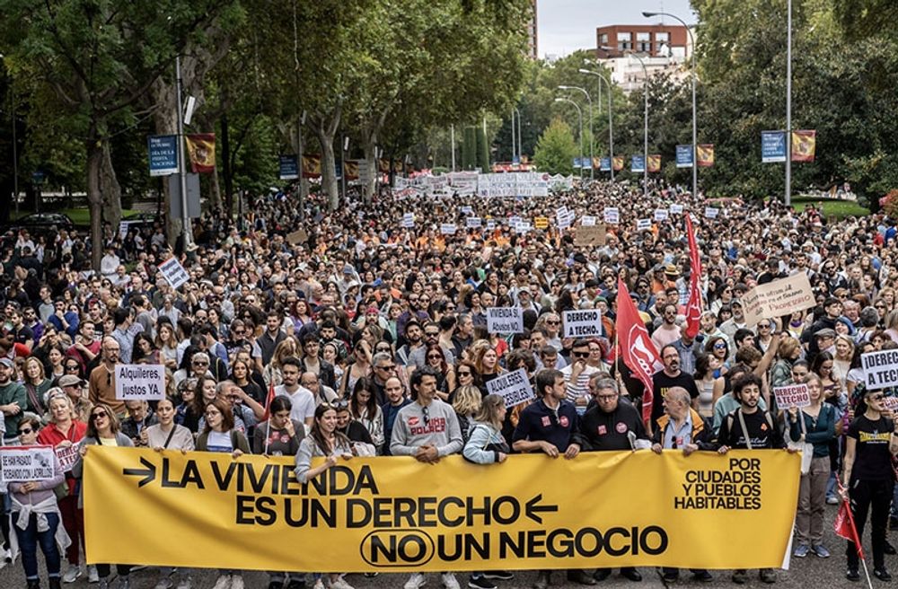 Demonstrationen i Madrid den 13 oktober &auml;r den hittills st&ouml;rsta, av ett flertal protestaktioner runt om i landet. Foto: @AinaVS/X