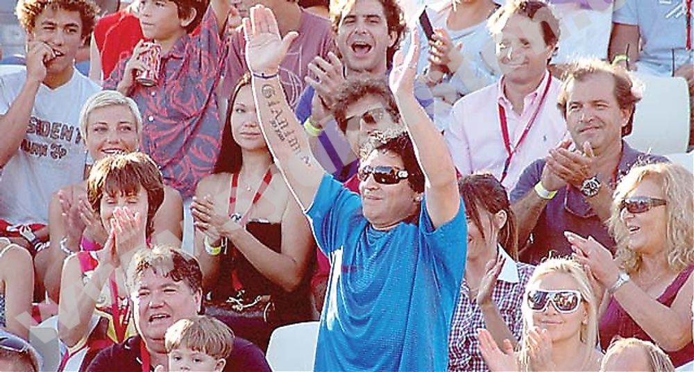 Argentinas n&auml;rmast gudaf&ouml;rklarade fotbollsidol Diego Armando Maradona v&auml;ckte st&ouml;rre uppm&auml;rksamhet &auml;n sj&auml;lva tennisspelarna.