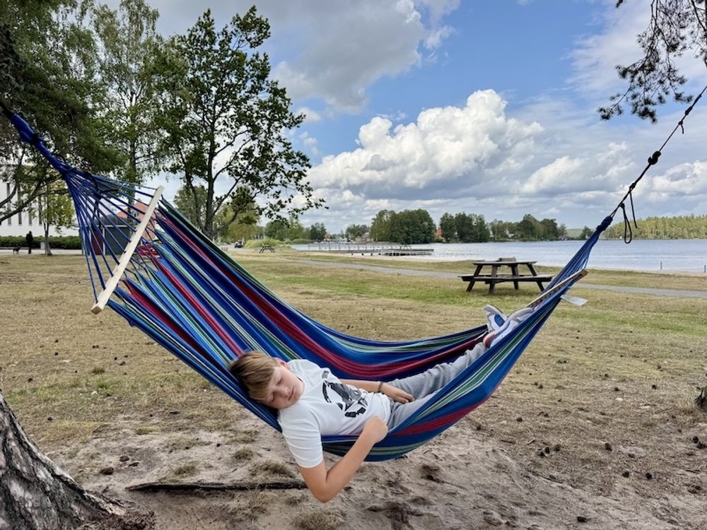 Vila &auml;r viktig f&ouml;r inl&auml;rningen, men blir det verkligen r&auml;tt arbetsf&ouml;rdelning &ouml;ver &aring;ret med hela tre m&aring;naders ledighet f&ouml;r de spanska skolbarnen? (Obs, personen p&aring; bilden tycker inte att sommarlovet &auml;r f&ouml;r l&aring;ngt)
