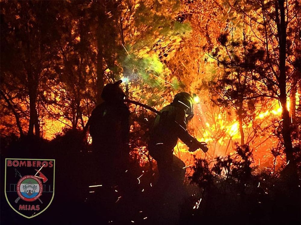 Brandbek&auml;mpningen f&ouml;rsv&aring;rades av vindar p&aring; upp till 80 kilometer i timmen. Foto: Bomberos de Mijas