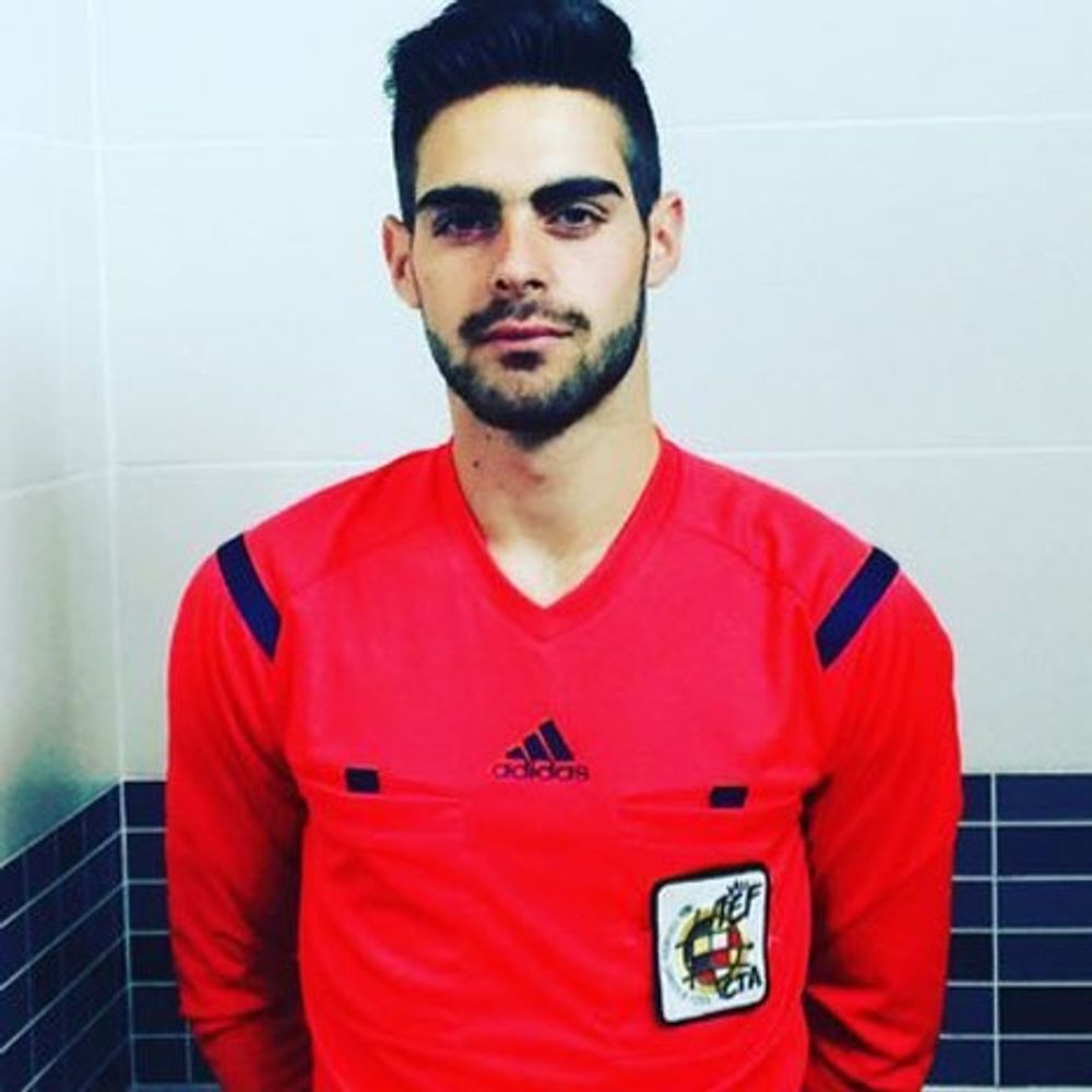 Jes&uacute;s Tomillero har annonserat att han l&auml;gger domarvisslan p&aring; hyllan. Foto: Twitter