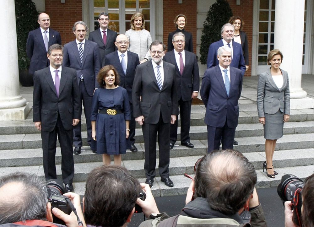 Den nya regeringen h&ouml;ll sitt f&ouml;rsta ministerm&ouml;te 4 november, med traditionell fotografering vid trappan till presidentpalatset la Moncloa.