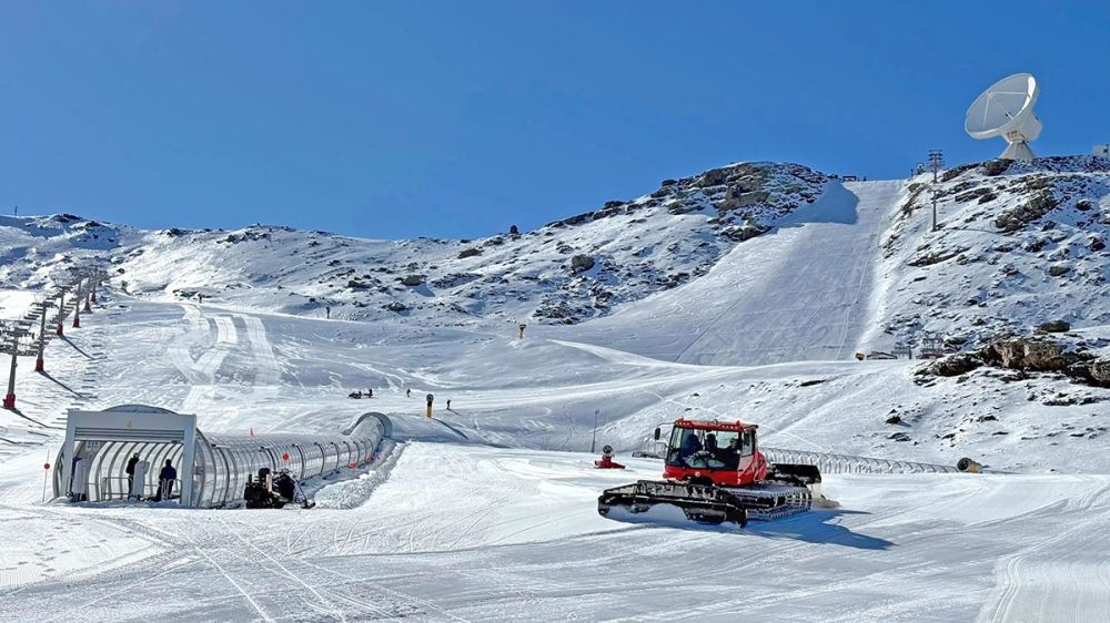 Skid&aring;kare kan se fram emot sju kilometer pister och nio &ouml;ppna liftar n&auml;r Sierra Nevada sl&aring;r upp portarna f&ouml;r s&auml;songen p&aring; l&ouml;rdag. Foto: Cetursa