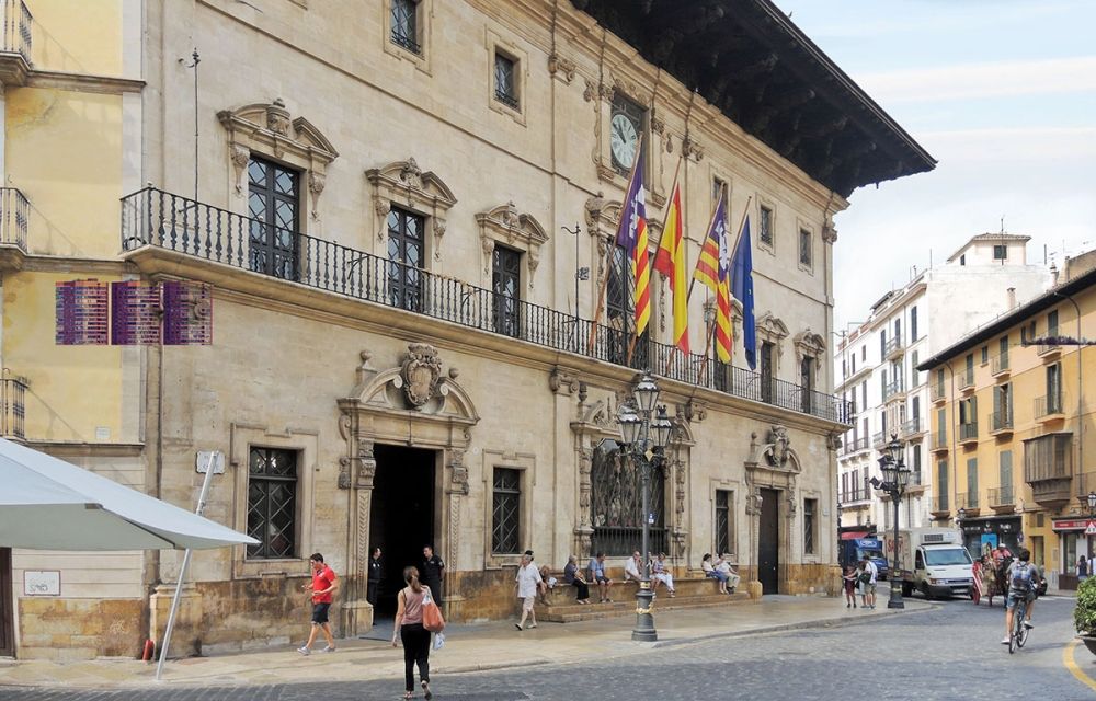 Palma stad vill stoppa turistbost&auml;der i nya former och samtidigt begr&auml;nsa utbudet av billiga logialternativ och partyb&aring;tar i centrala l&auml;gen.