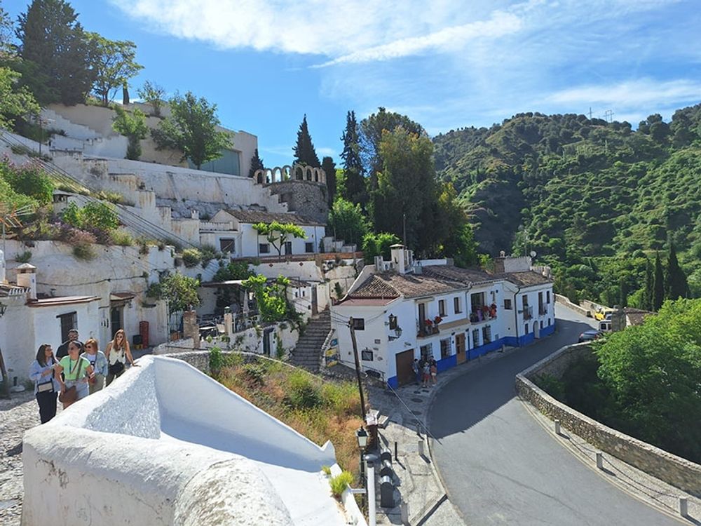 Trots att stadsdelen Sacromonte ligger s&aring; n&auml;ra Granadas centrum, en och en halv kilometer, k&auml;nns det som att man befinner sig l&aring;ngt borta.