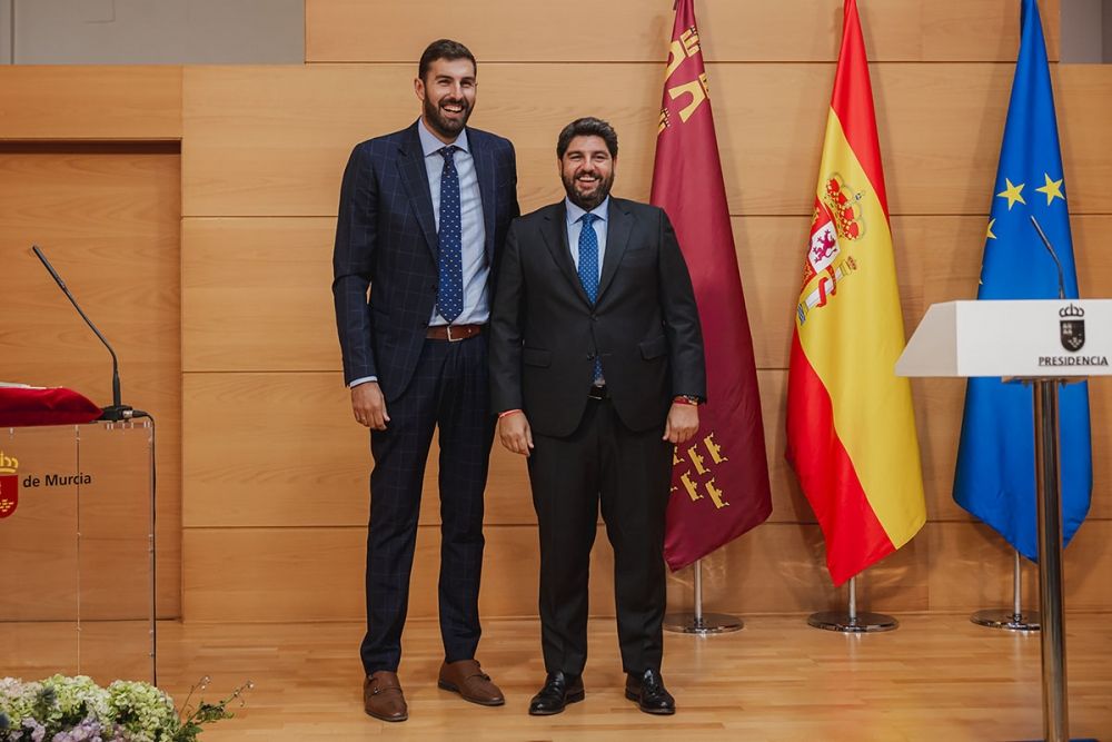 Ledaren f&ouml;r Vox i Murcia Jos&eacute; &Aacute;ngel Antelo (till v&auml;nster) med regionpresidenten i Murcia Fernando L&oacute;pez Miras. Vox Espa&ntilde;a/Wikimedia Commons