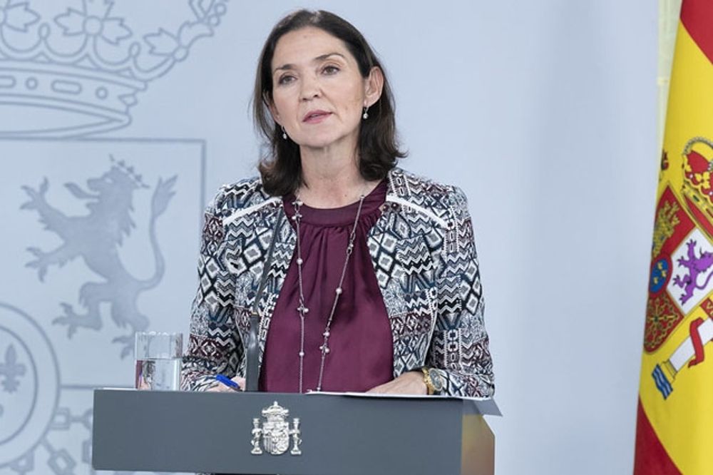 Industri- och turistministern Reyes Maroto bekr&auml;ftar att inresekarant&auml;nen slutligen endast kommer g&auml;lla i drygt sex veckor.
