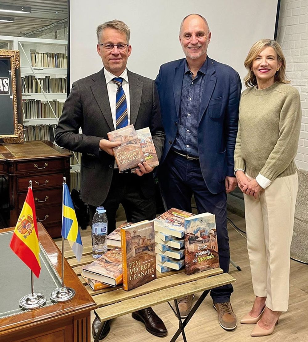Sveriges ambassad&ouml;r i Spanien Teppo Tauriainen, f&ouml;rfattaren Mats Bj&ouml;rkman och spr&aring;kvetaren pilar Moreno, som leder Handelskammarens l&auml;sarklubb. Foto: Handelskammaren