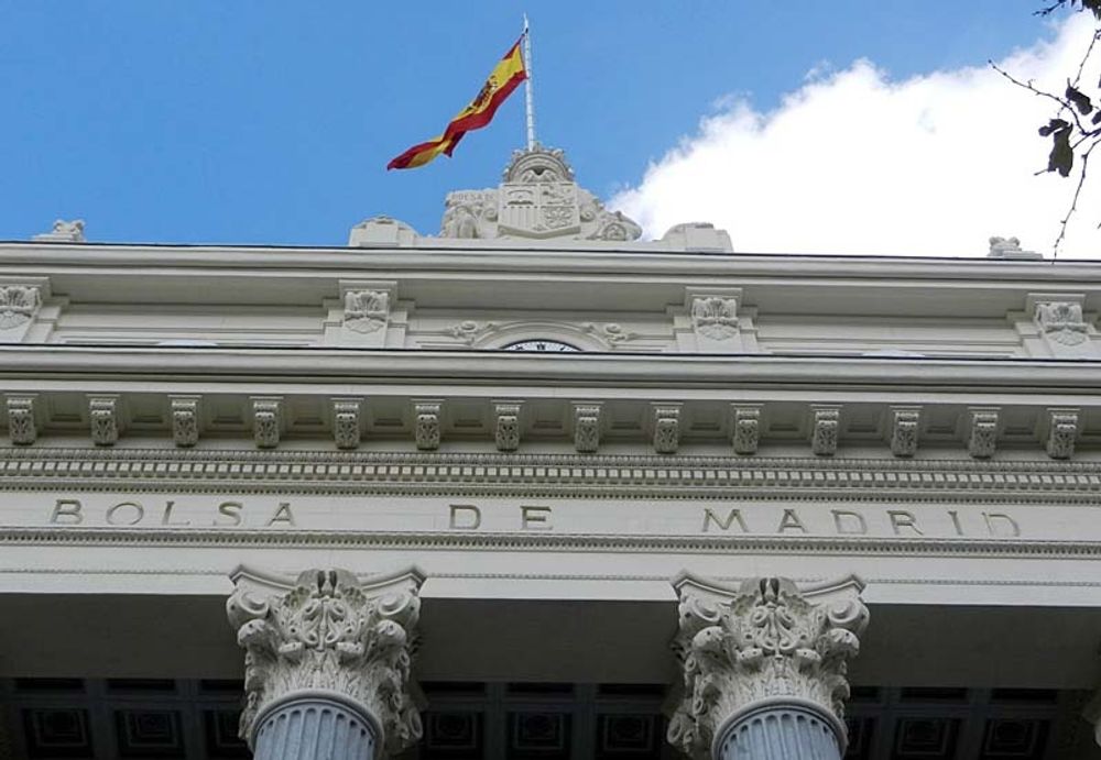 Spanska flaggan vajar stoltare &auml;n p&aring; l&auml;nge p&aring; Madridb&ouml;rsens tak.