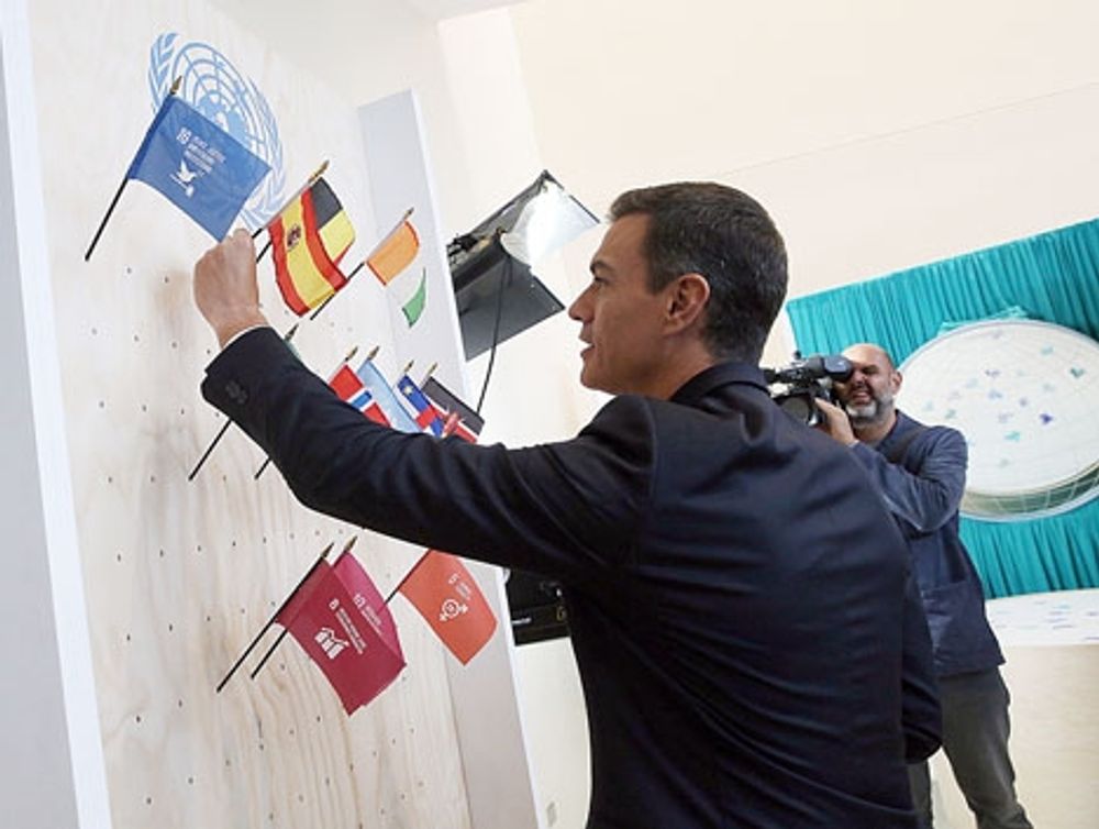 Regeringschefen Pedro S&aacute;nchez lyckas h&aring;lla flaggan h&ouml;gt.